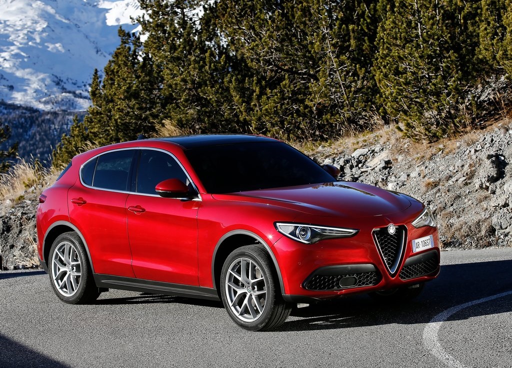 We wisten al even hoe de Alfa Romeo Stelvio er in standaard uitdossing uitziet, maar op de prijzen was het nog even wachten. Tot nu. Ook weten we nu meer over de standaarduitrusting.