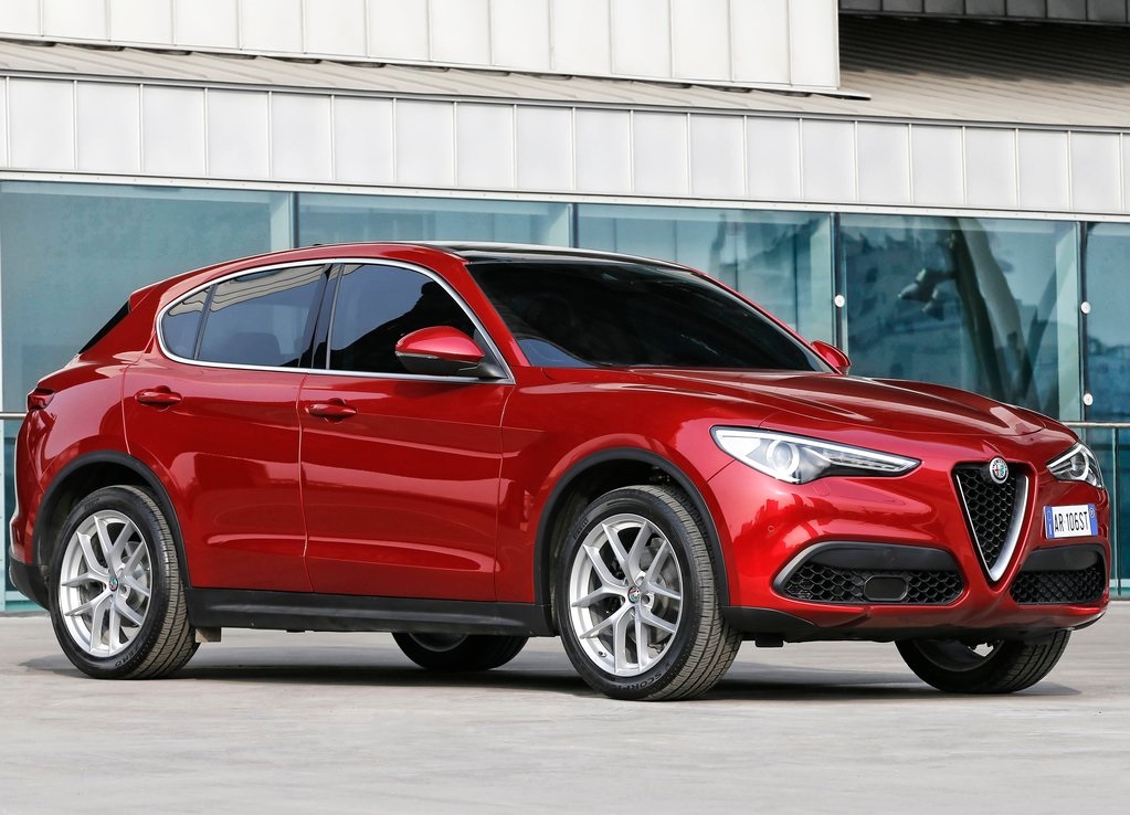 We wisten al even hoe de Alfa Romeo Stelvio er in standaard uitdossing uitziet, maar op de prijzen was het nog even wachten. Tot nu. Ook weten we nu meer over de standaarduitrusting.