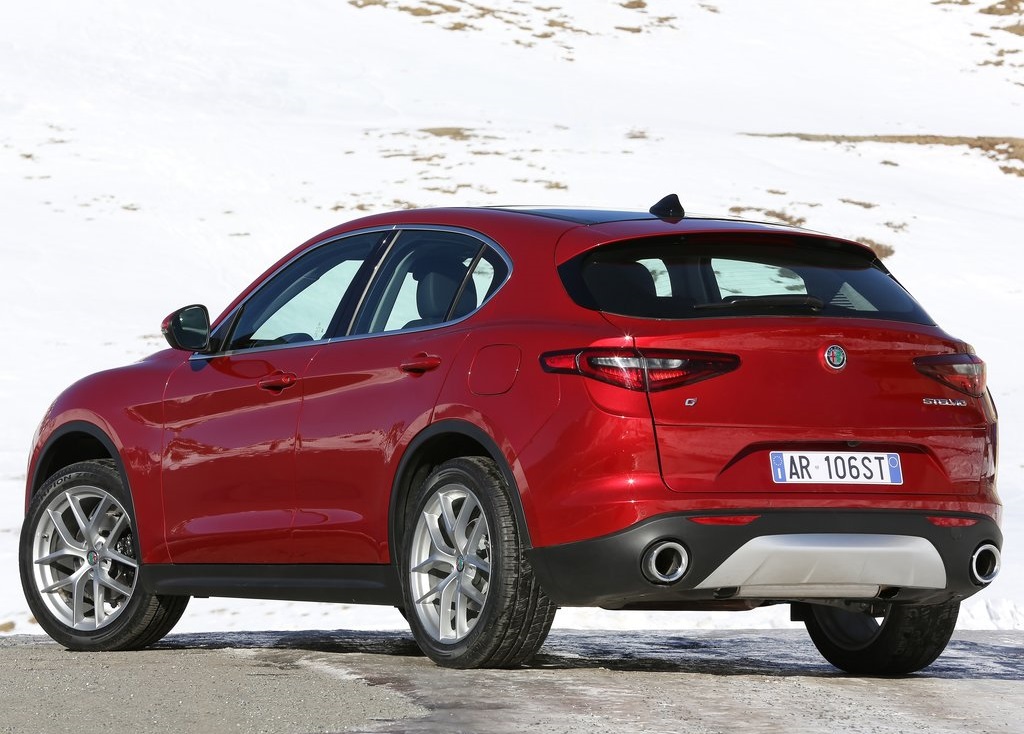 We wisten al even hoe de Alfa Romeo Stelvio er in standaard uitdossing uitziet, maar op de prijzen was het nog even wachten. Tot nu. Ook weten we nu meer over de standaarduitrusting.
