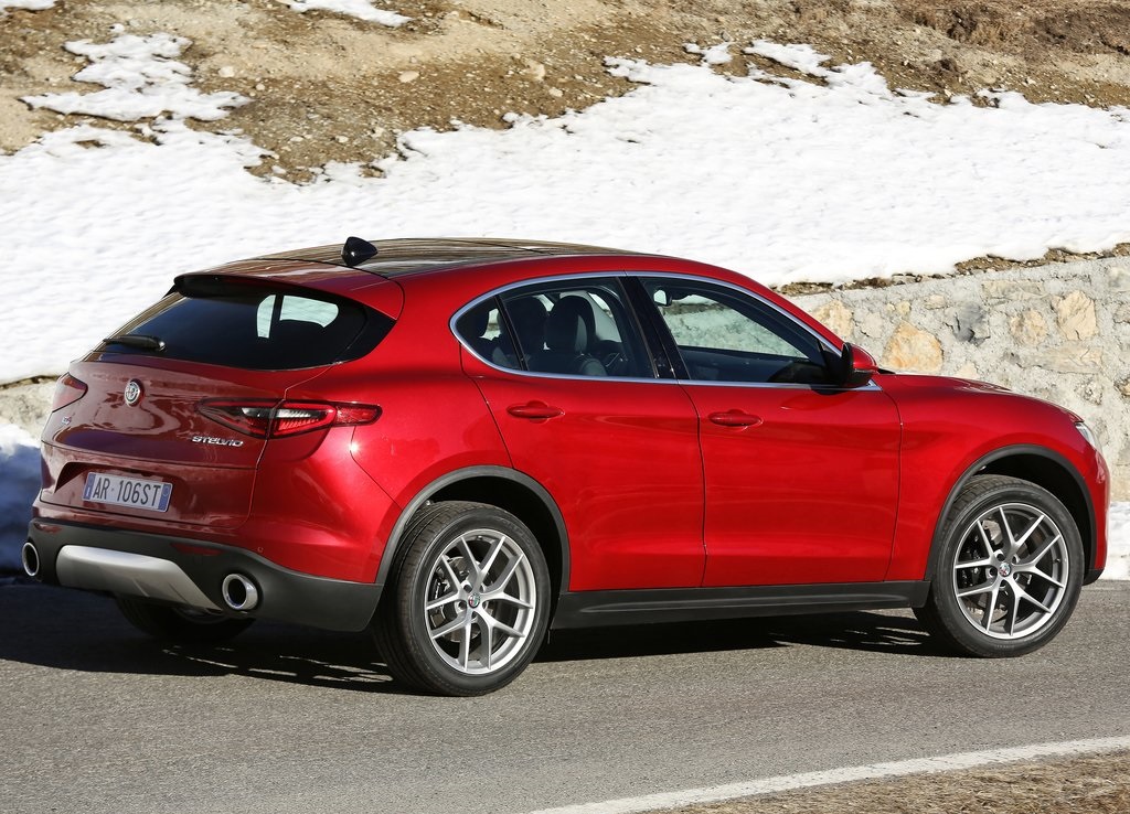We wisten al even hoe de Alfa Romeo Stelvio er in standaard uitdossing uitziet, maar op de prijzen was het nog even wachten. Tot nu. Ook weten we nu meer over de standaarduitrusting.