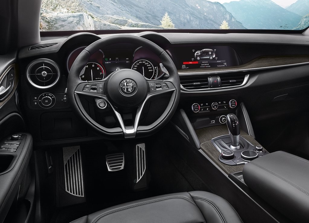 We wisten al even hoe de Alfa Romeo Stelvio er in standaard uitdossing uitziet, maar op de prijzen was het nog even wachten. Tot nu. Ook weten we nu meer over de standaarduitrusting.