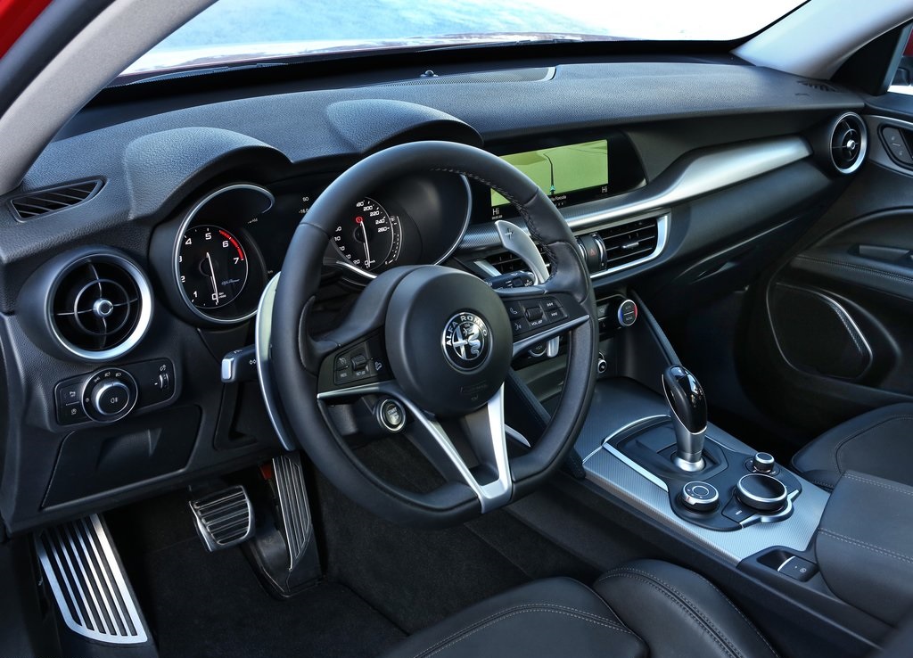 We wisten al even hoe de Alfa Romeo Stelvio er in standaard uitdossing uitziet, maar op de prijzen was het nog even wachten. Tot nu. Ook weten we nu meer over de standaarduitrusting.