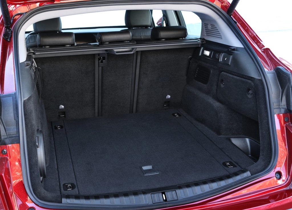 We wisten al even hoe de Alfa Romeo Stelvio er in standaard uitdossing uitziet, maar op de prijzen was het nog even wachten. Tot nu. Ook weten we nu meer over de standaarduitrusting.