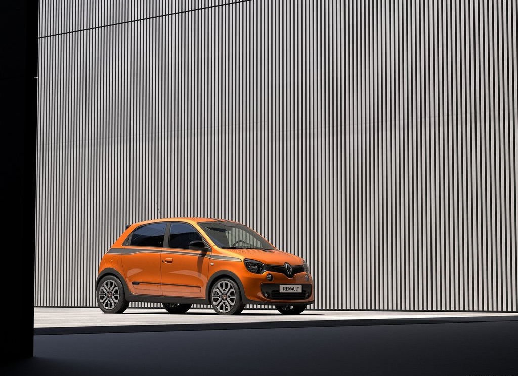 De prijzen van de Renault Twingo GT zijn nu bekend en de auto is vanaf nu te bestellen. De Renault Twingo GT is sneller dan de Smart Forfour Brabus.