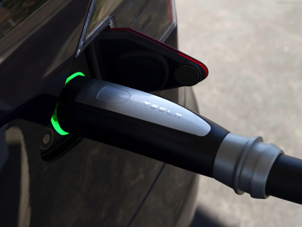 Tesla Model S in Nederland nu ook beschikbaar met het 75 kWh accupakket. Wat kost dat en is het je geld waard?