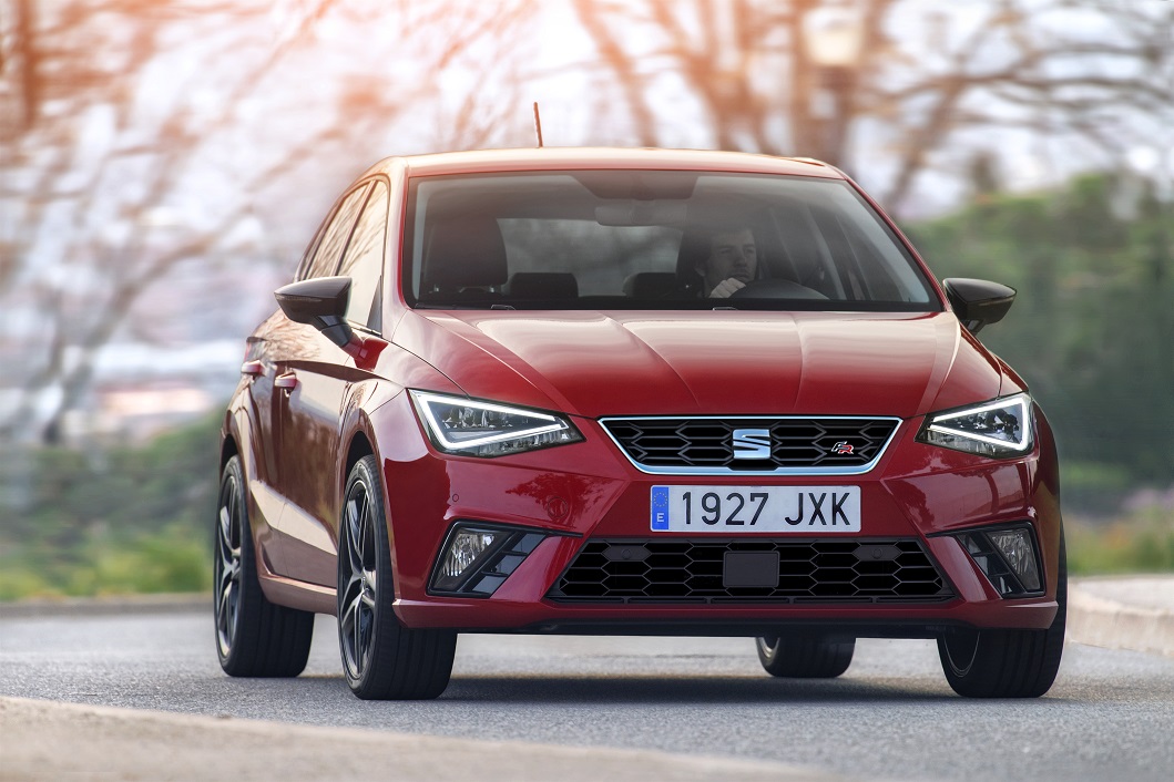 SEAT heeft de prijzen bekendgemaakt van de nieuwe Ibiza. Die beginnen bij 15.900 euro en vanaf juni staat de auto bij de dealers.
