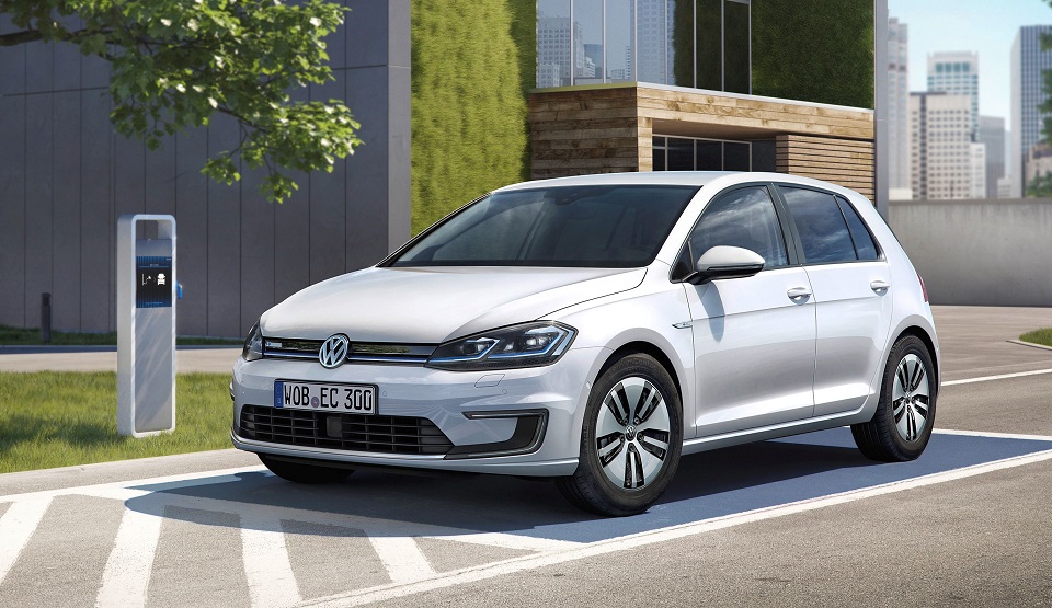 Volkswagen heeft bekendgemaakt wat de vernieuwde Golf gaat kosten. De standaarduitrusting groeide, het bedrag op het prijskaartje niet.