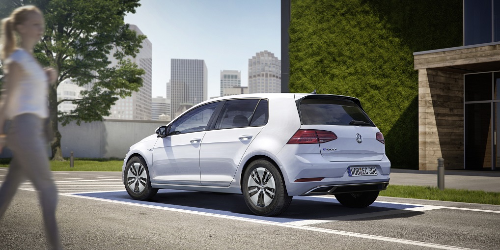 Volkswagen heeft de prijzen bekendgemaakt van de vernieuwde e-Golf, die per direct alvast te bestellen is. In mei staat de auto bij de dealers.