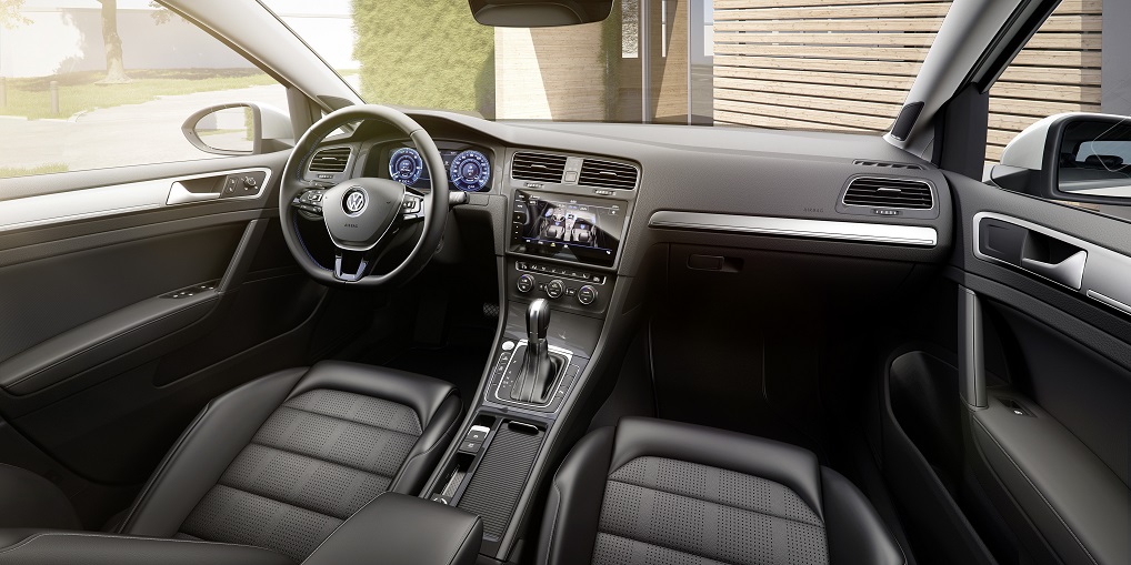 Volkswagen heeft de prijzen bekendgemaakt van de vernieuwde e-Golf, die per direct alvast te bestellen is. In mei staat de auto bij de dealers.