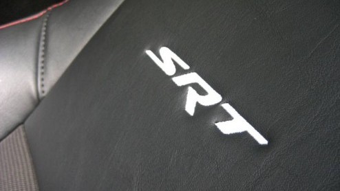 Hoe kan Dodge met de Caliber imponeren tussen al het hot-hatch geweld dat inmiddels de revue is gepasseerd? De afdeling Street Racing and Technology van het Chrysler concern wist raad, de Caliber SRT4