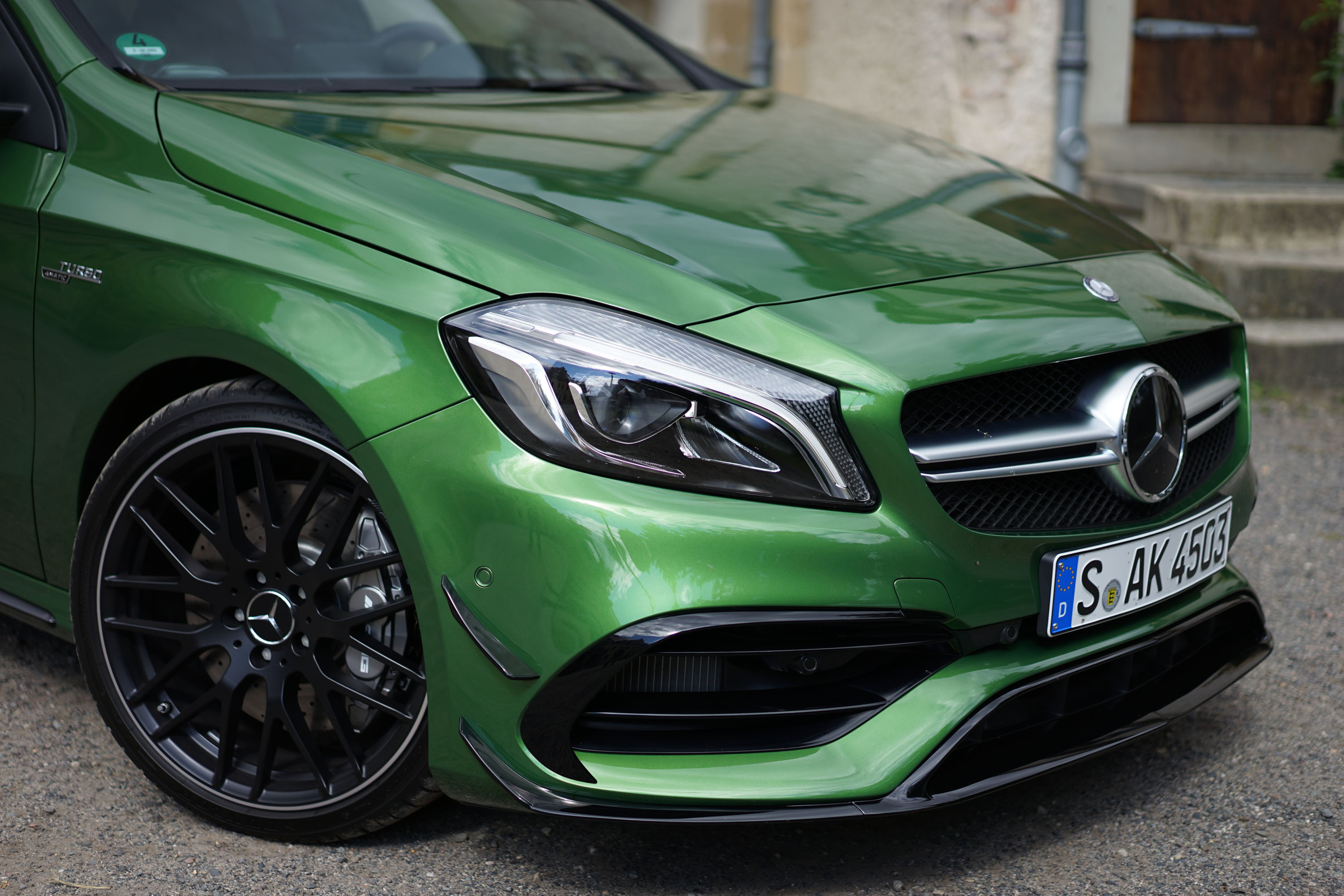Driehonderdeenentachtig. Uitgeschreven is het nog indrukwekkender dan in cijfers. Met 381 pk is de Mercedes-AMG weer de krachtigste hatchback op dit moment. Het donderde weer in Dresden