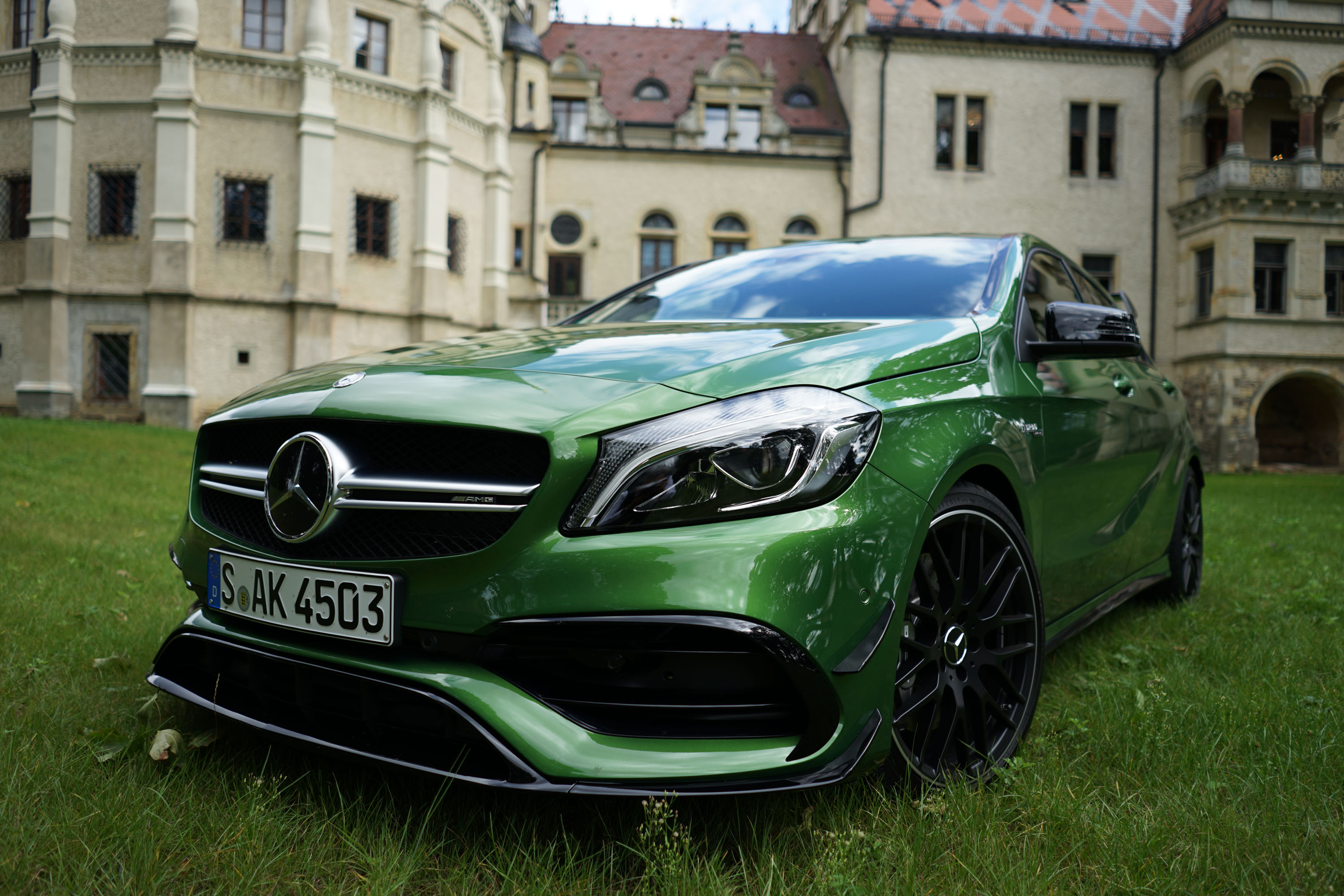 Driehonderdeenentachtig. Uitgeschreven is het nog indrukwekkender dan in cijfers. Met 381 pk is de Mercedes-AMG weer de krachtigste hatchback op dit moment. Het donderde weer in Dresden