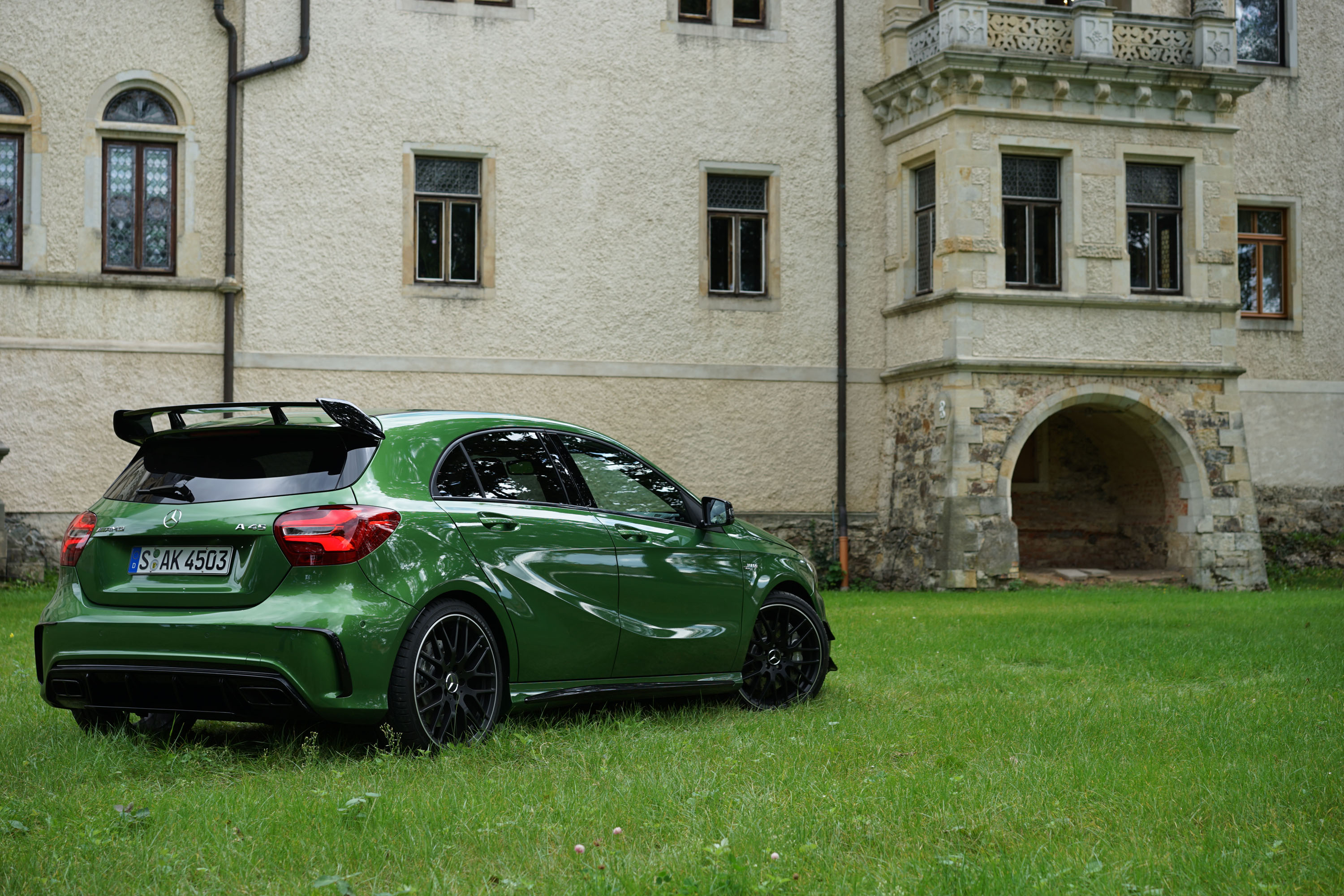 Driehonderdeenentachtig. Uitgeschreven is het nog indrukwekkender dan in cijfers. Met 381 pk is de Mercedes-AMG weer de krachtigste hatchback op dit moment. Het donderde weer in Dresden