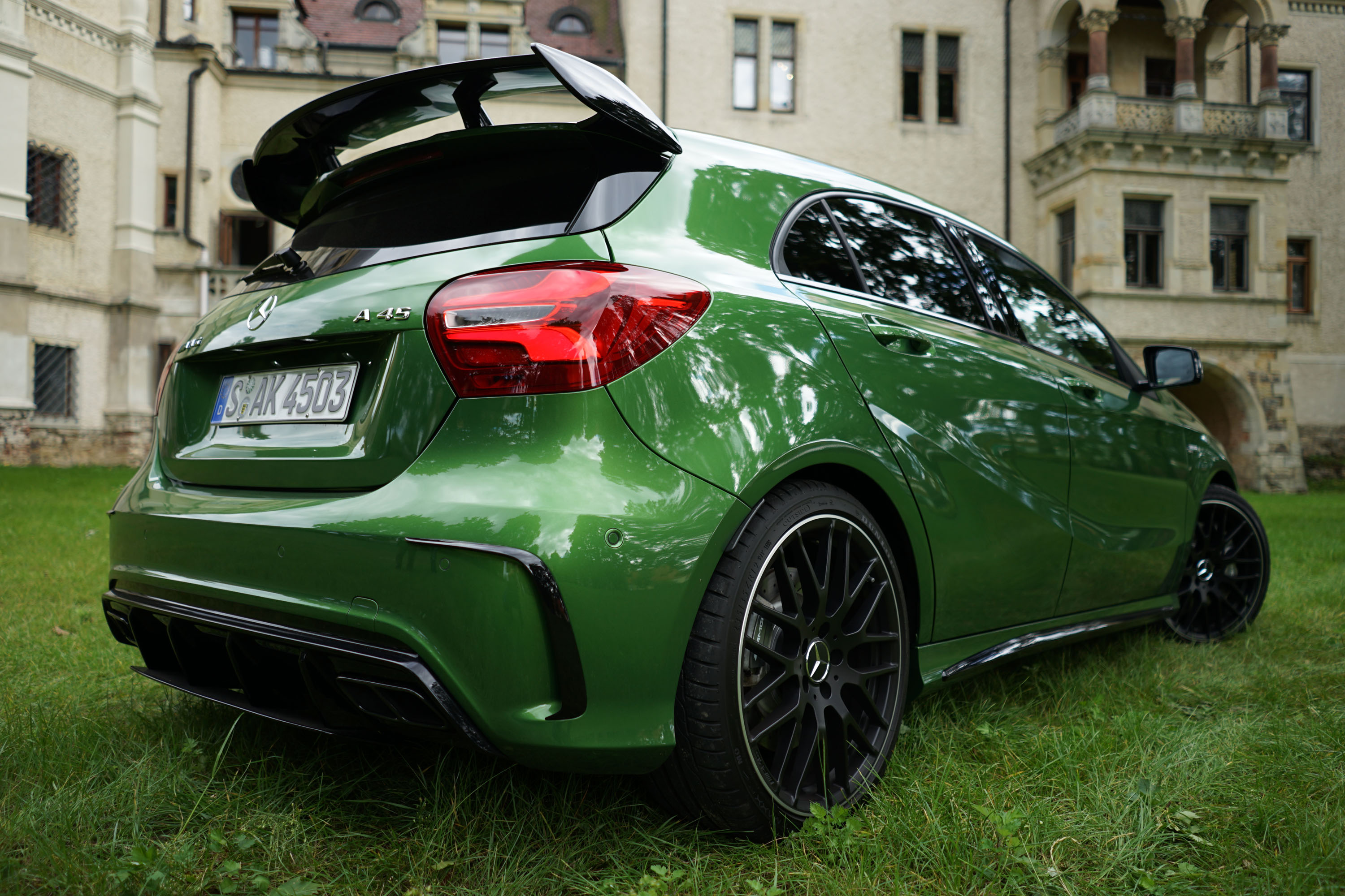 Driehonderdeenentachtig. Uitgeschreven is het nog indrukwekkender dan in cijfers. Met 381 pk is de Mercedes-AMG weer de krachtigste hatchback op dit moment. Het donderde weer in Dresden