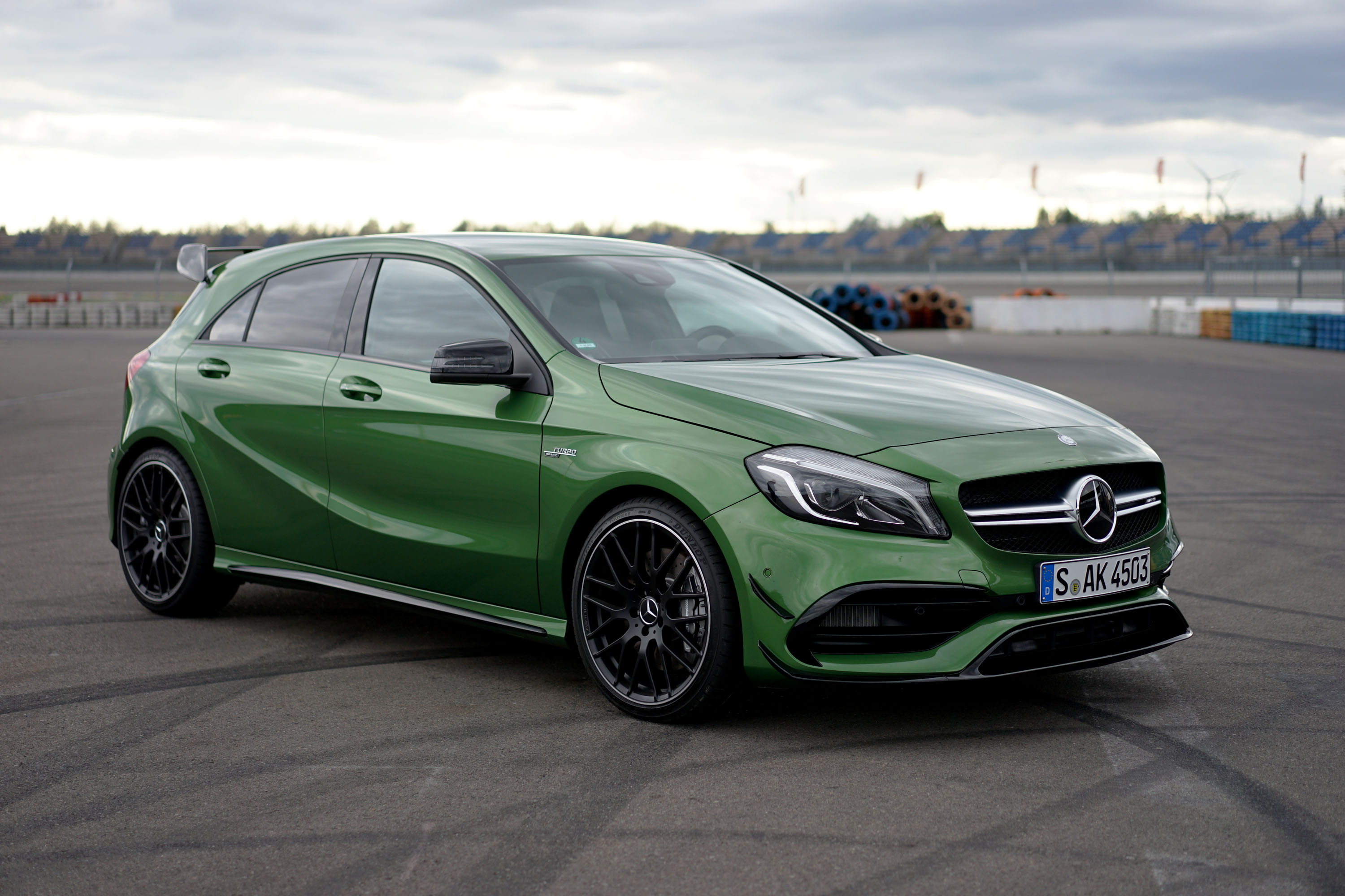 Driehonderdeenentachtig. Uitgeschreven is het nog indrukwekkender dan in cijfers. Met 381 pk is de Mercedes-AMG weer de krachtigste hatchback op dit moment. Het donderde weer in Dresden