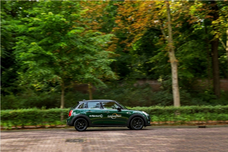 MINI Cooper private lease bij de Bijenkorf. In samenwerking met LeasePlan biedt de Bijenkorf een MIni Cooper vijfdeurs met priv-lease aan.