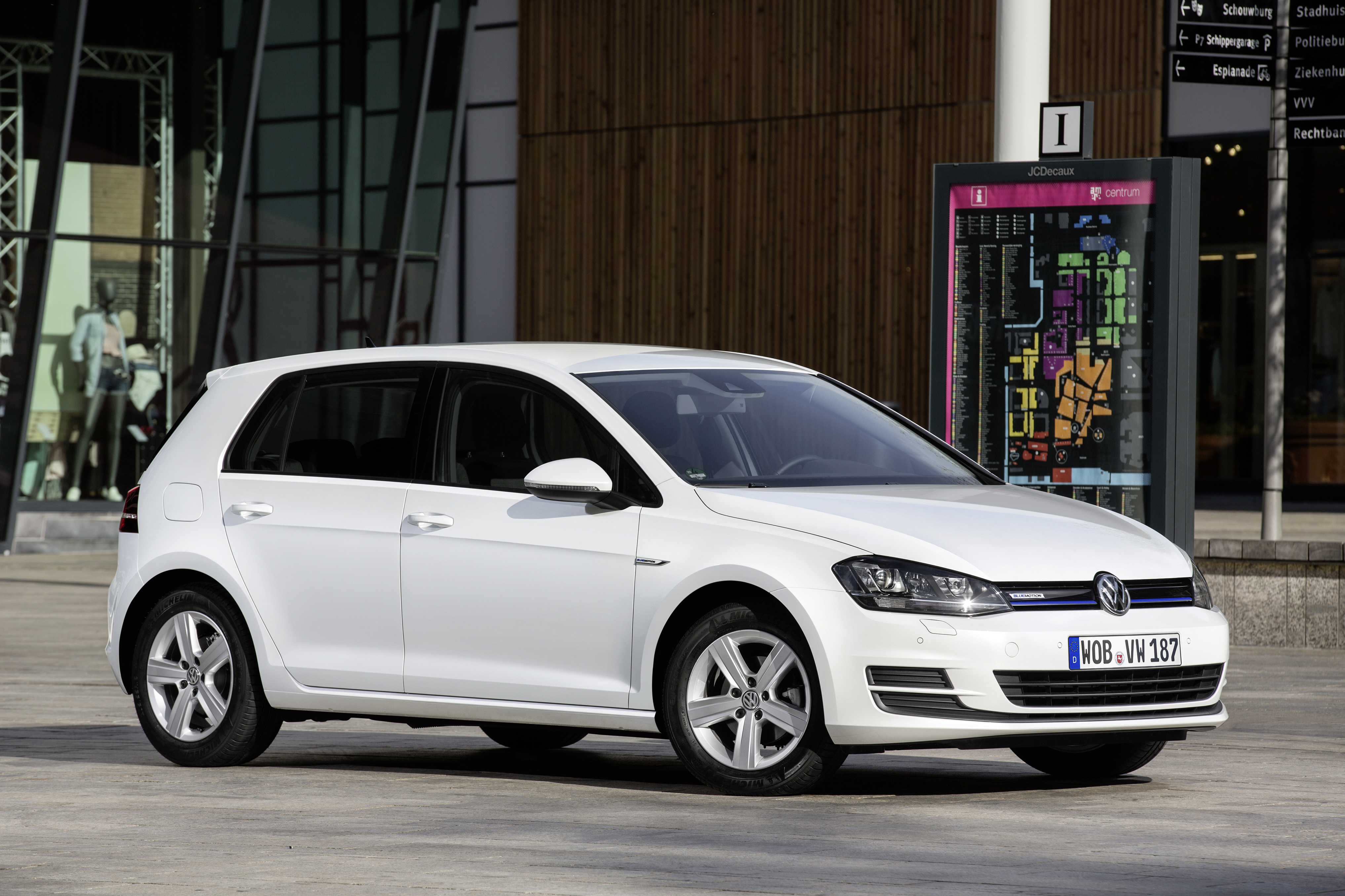 Autotest Volkswagen Golf 1.0 TSI BlueMotion, de eerste Golf met driecilinder turbomotor en verkrijgbaar met handgeschakelde zesbak of zeventrapsautomaat. De Golf voor iedereen!