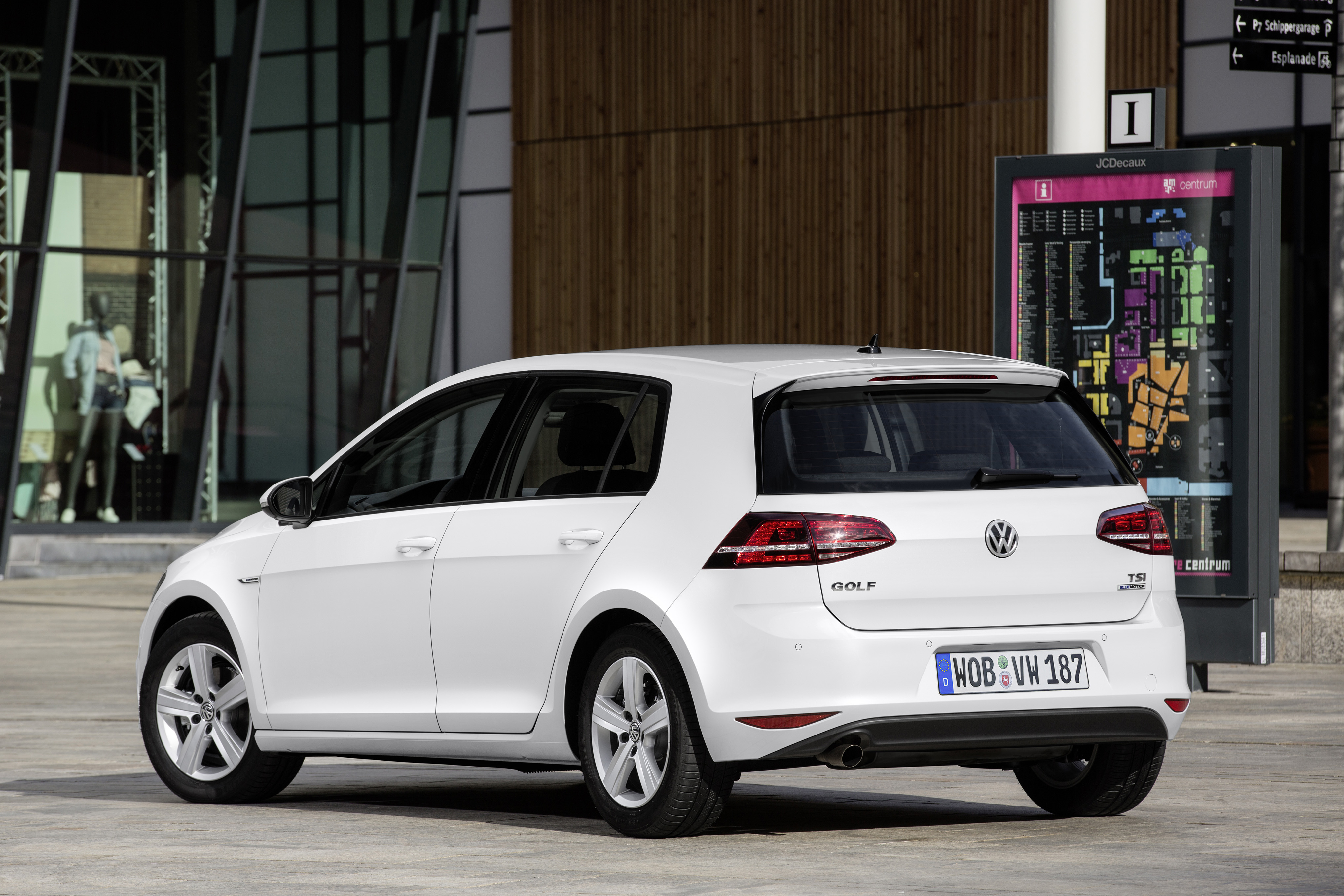 Autotest Volkswagen Golf 1.0 TSI BlueMotion, de eerste Golf met driecilinder turbomotor en verkrijgbaar met handgeschakelde zesbak of zeventrapsautomaat. De Golf voor iedereen!