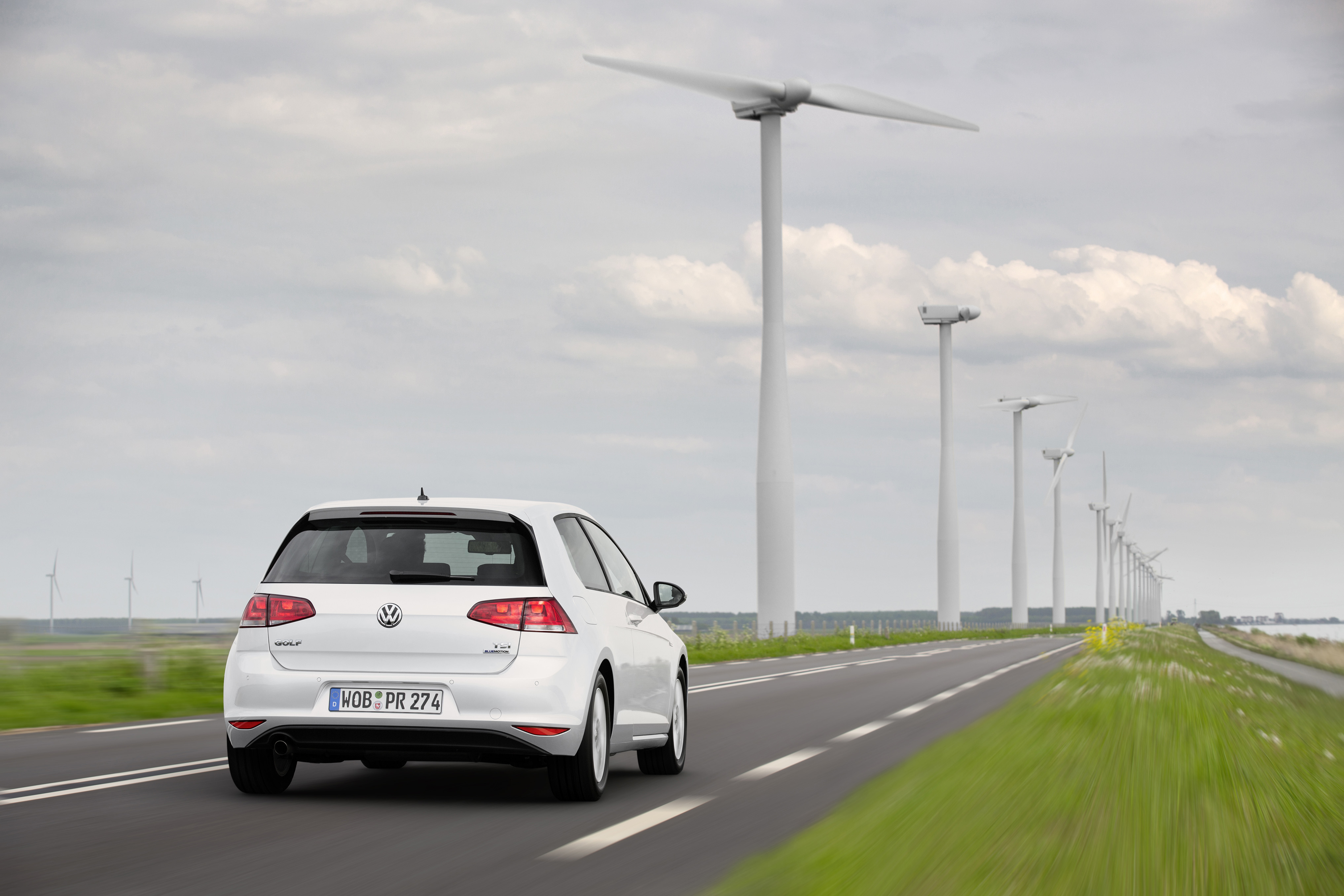 Autotest Volkswagen Golf 1.0 TSI BlueMotion, de eerste Golf met driecilinder turbomotor en verkrijgbaar met handgeschakelde zesbak of zeventrapsautomaat. De Golf voor iedereen!