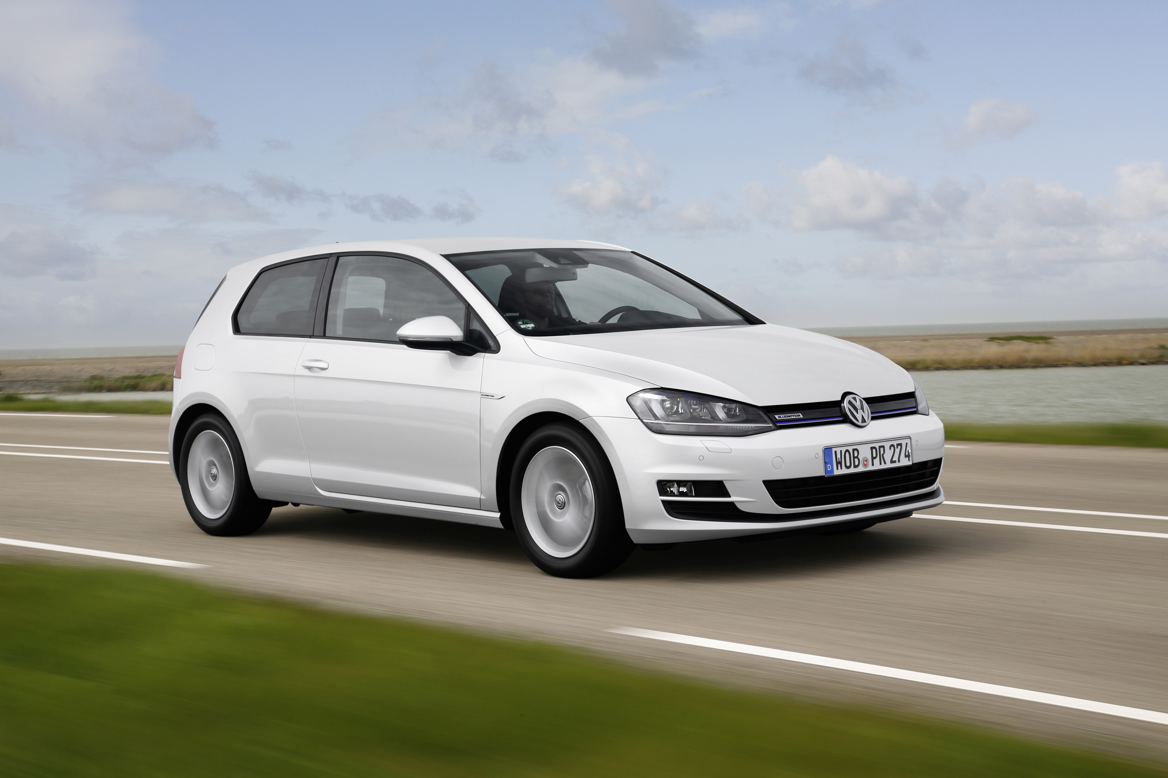 Autotest Volkswagen Golf 1.0 TSI BlueMotion, de eerste Golf met driecilinder turbomotor en verkrijgbaar met handgeschakelde zesbak of zeventrapsautomaat. De Golf voor iedereen!