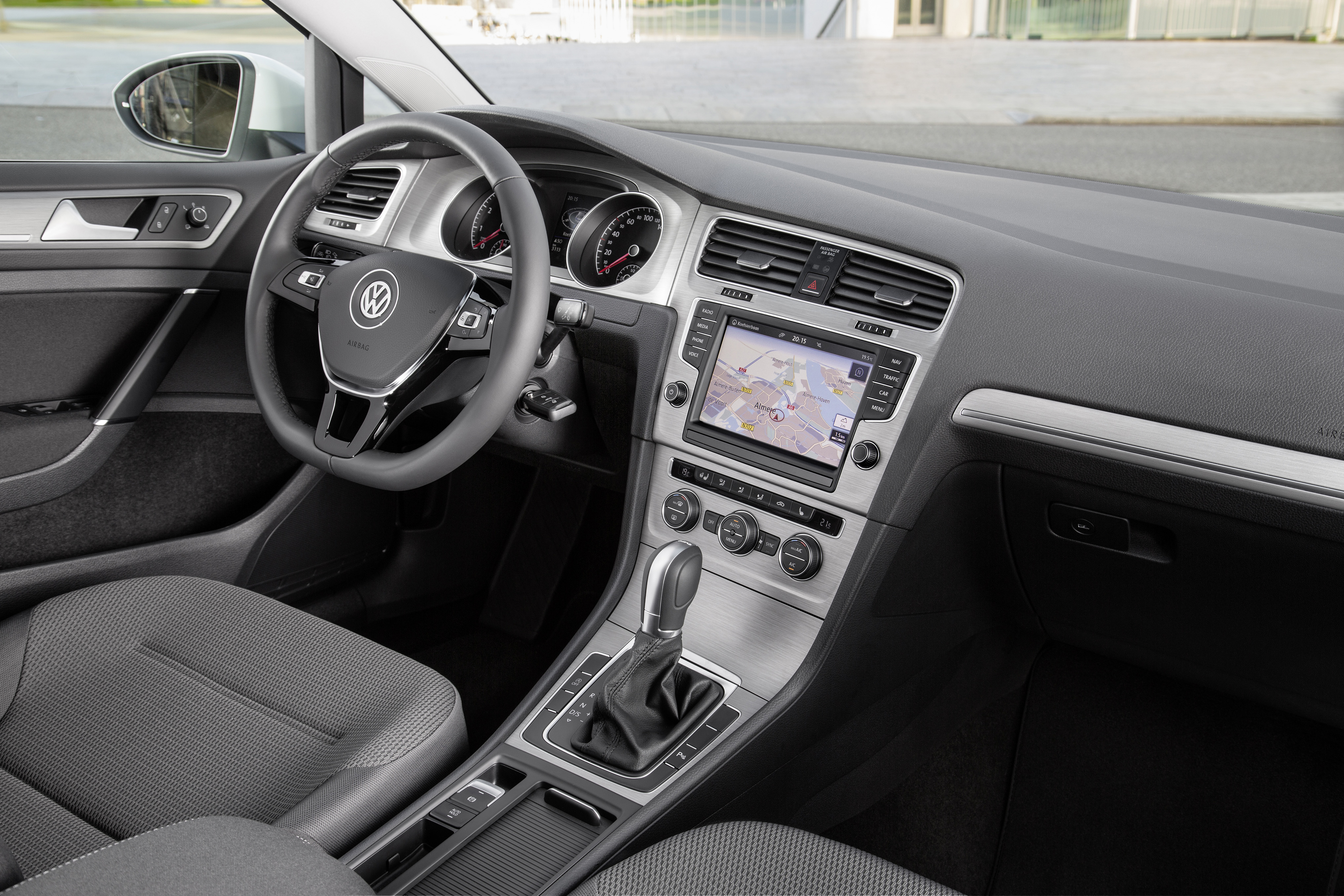 Autotest Volkswagen Golf 1.0 TSI BlueMotion, de eerste Golf met driecilinder turbomotor en verkrijgbaar met handgeschakelde zesbak of zeventrapsautomaat. De Golf voor iedereen!