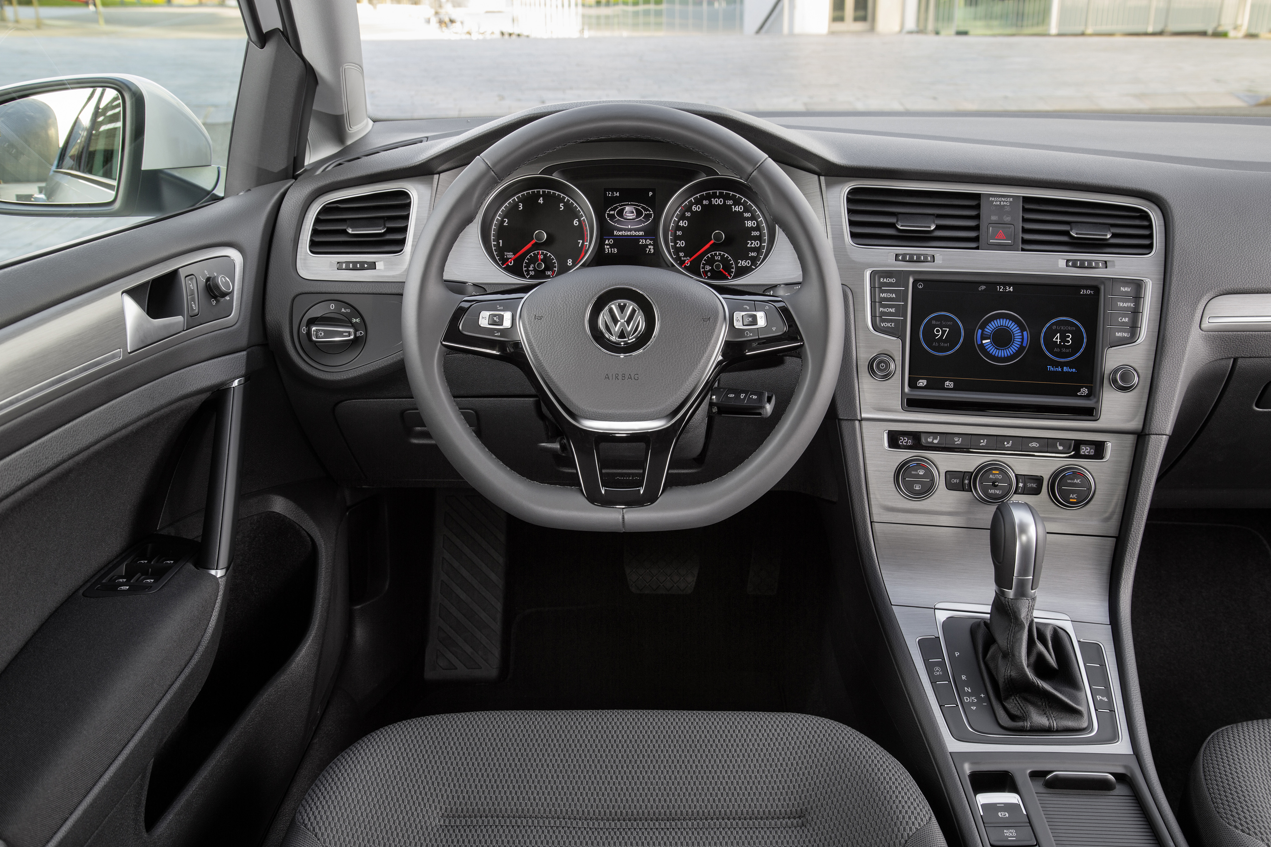 Autotest Volkswagen Golf 1.0 TSI BlueMotion, de eerste Golf met driecilinder turbomotor en verkrijgbaar met handgeschakelde zesbak of zeventrapsautomaat. De Golf voor iedereen!