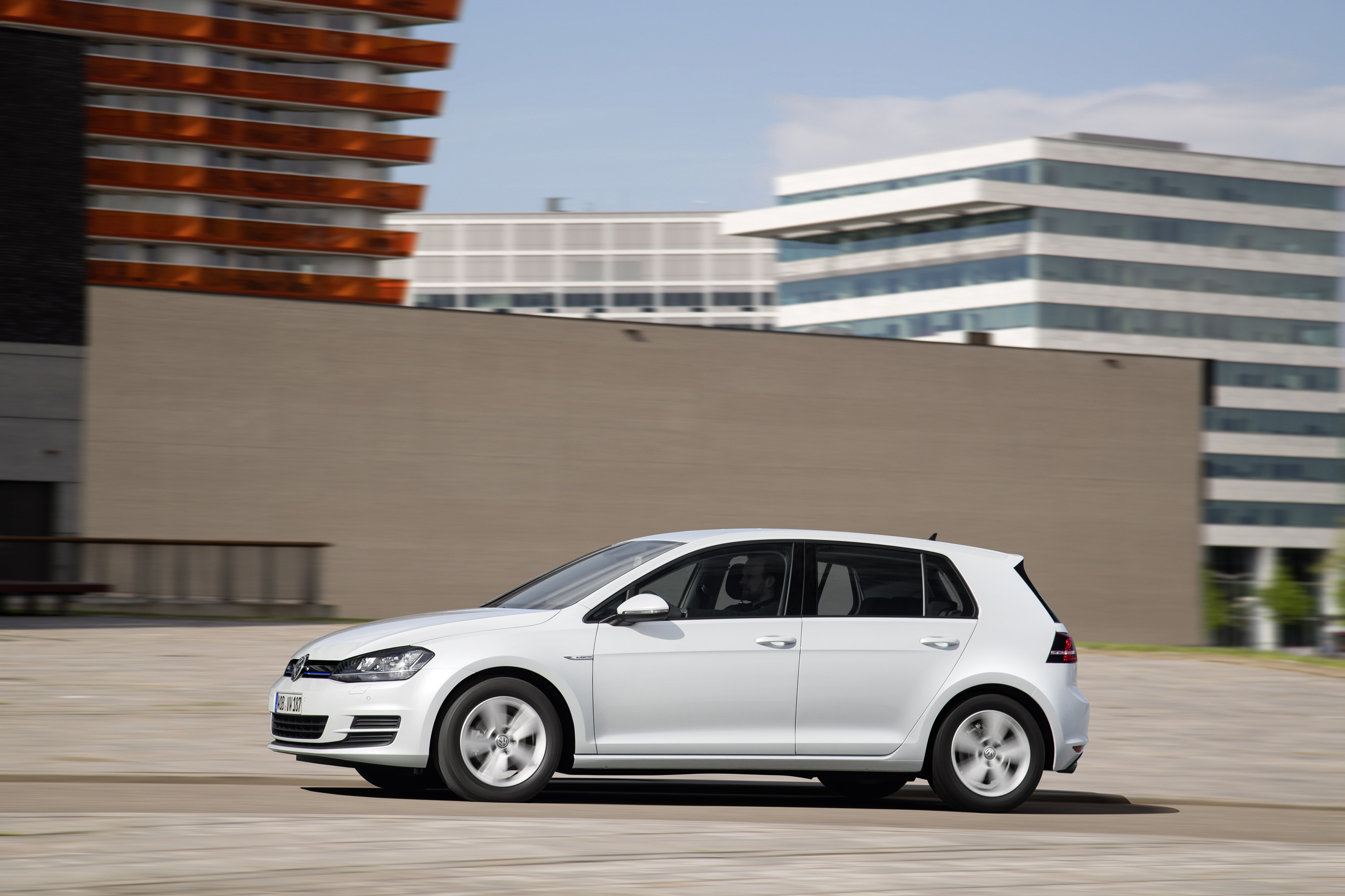 Autotest Volkswagen Golf 1.0 TSI BlueMotion, de eerste Golf met driecilinder turbomotor en verkrijgbaar met handgeschakelde zesbak of zeventrapsautomaat. De Golf voor iedereen!