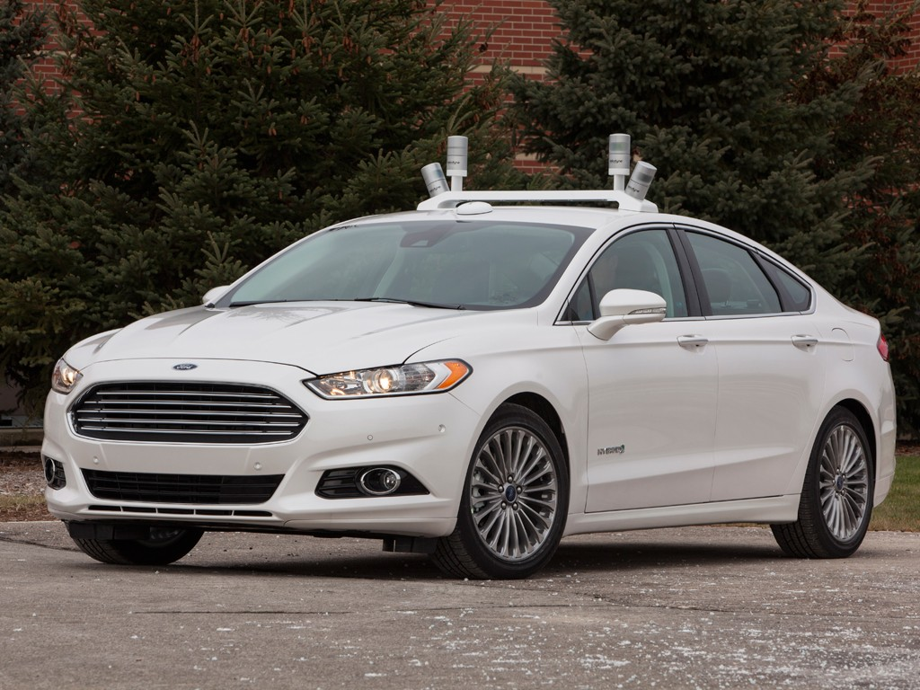 Ford overweegt om drones in te zetten die autonoom rijdende autos gaan helpen. De drones zouden de autos kunnen assisteren op wegen zonder markeringen.