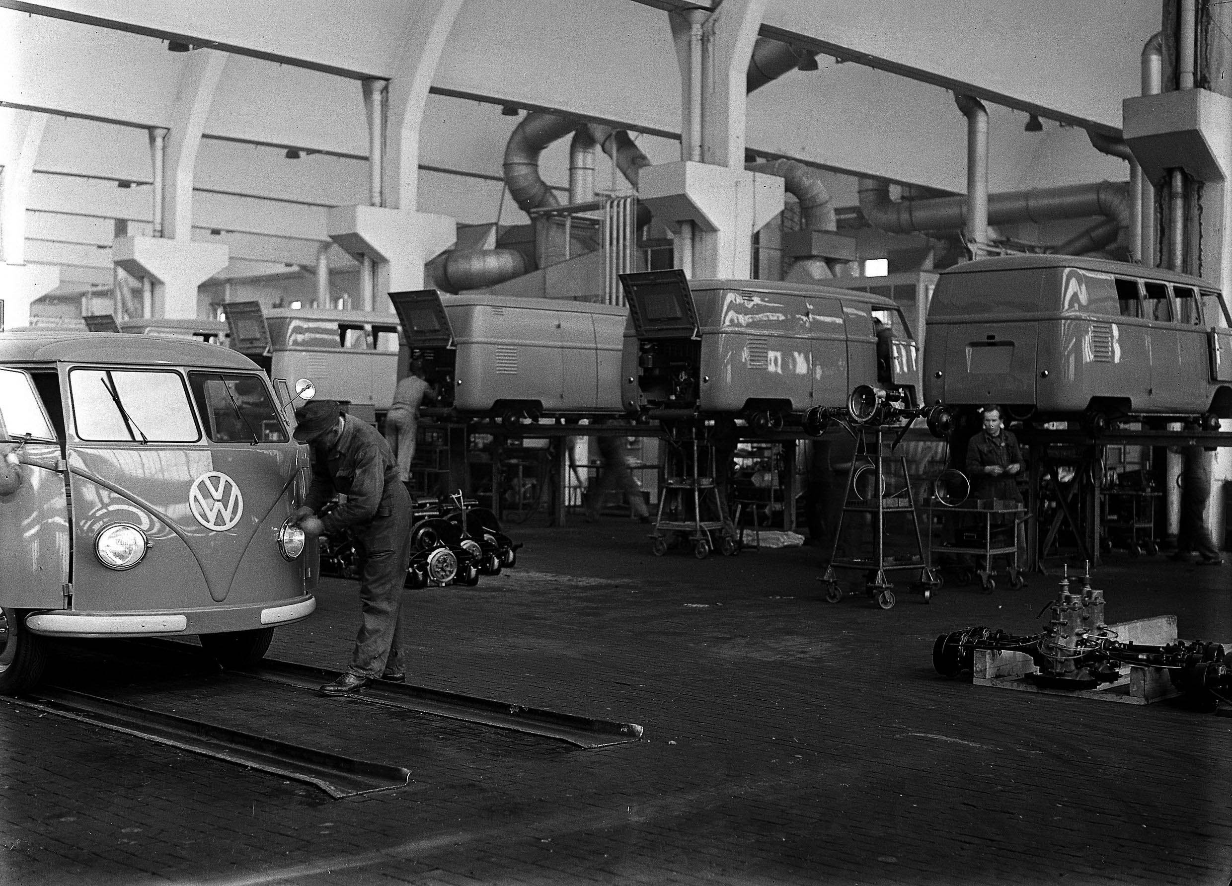 Volkswagen Transporter is 65 jaar in productie en staat in 2015 als T6 Transporter in de showroom. Volkswagen onthult later dit jaar de zesde generatie van de populaire bedrijfsauto.