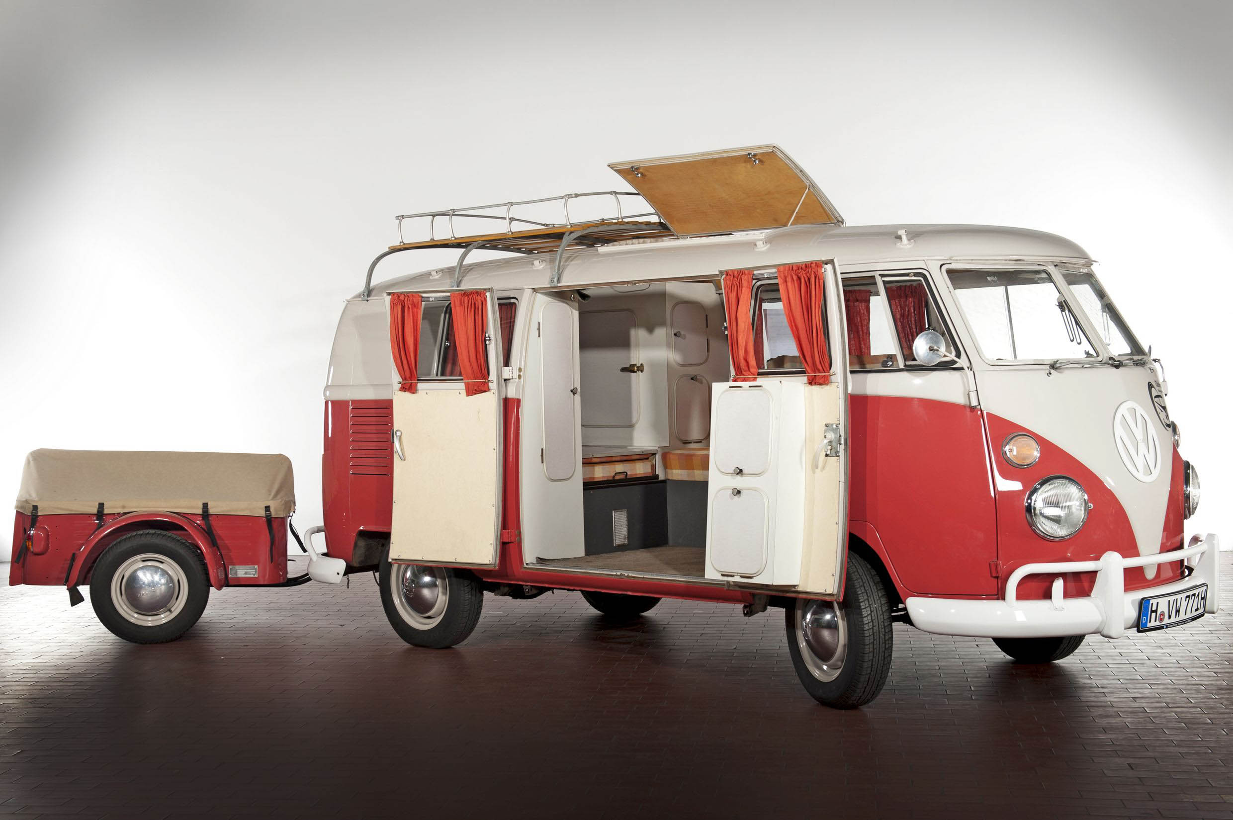 Volkswagen Transporter is 65 jaar in productie en staat in 2015 als T6 Transporter in de showroom. Volkswagen onthult later dit jaar de zesde generatie van de populaire bedrijfsauto.