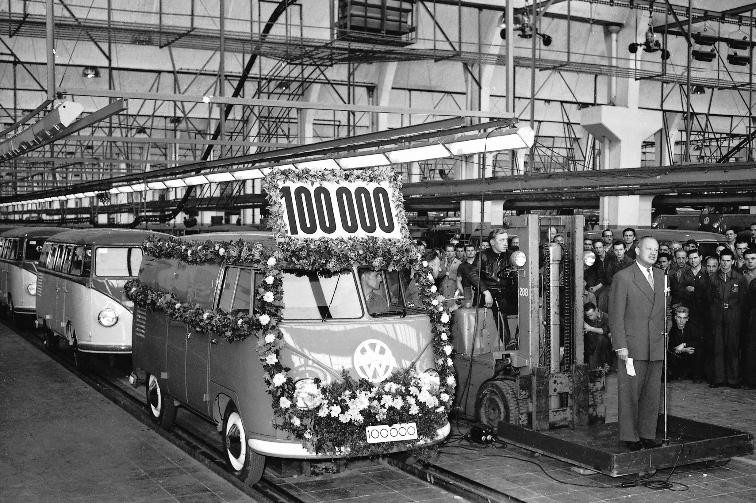 Volkswagen Transporter is 65 jaar in productie en staat in 2015 als T6 Transporter in de showroom. Volkswagen onthult later dit jaar de zesde generatie van de populaire bedrijfsauto.
