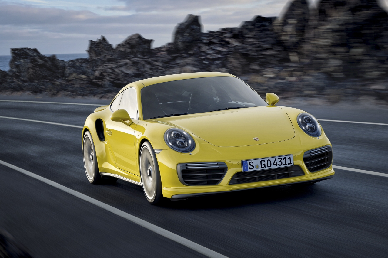 Porsche introduceert de nieuwe 911 Turbo en 911 Turbo S modellen, die eind januari 2016 in Nederland arriveren. Met 540 en 580 pk zijn beide turbomodellen nog krachtiger en sneller.
