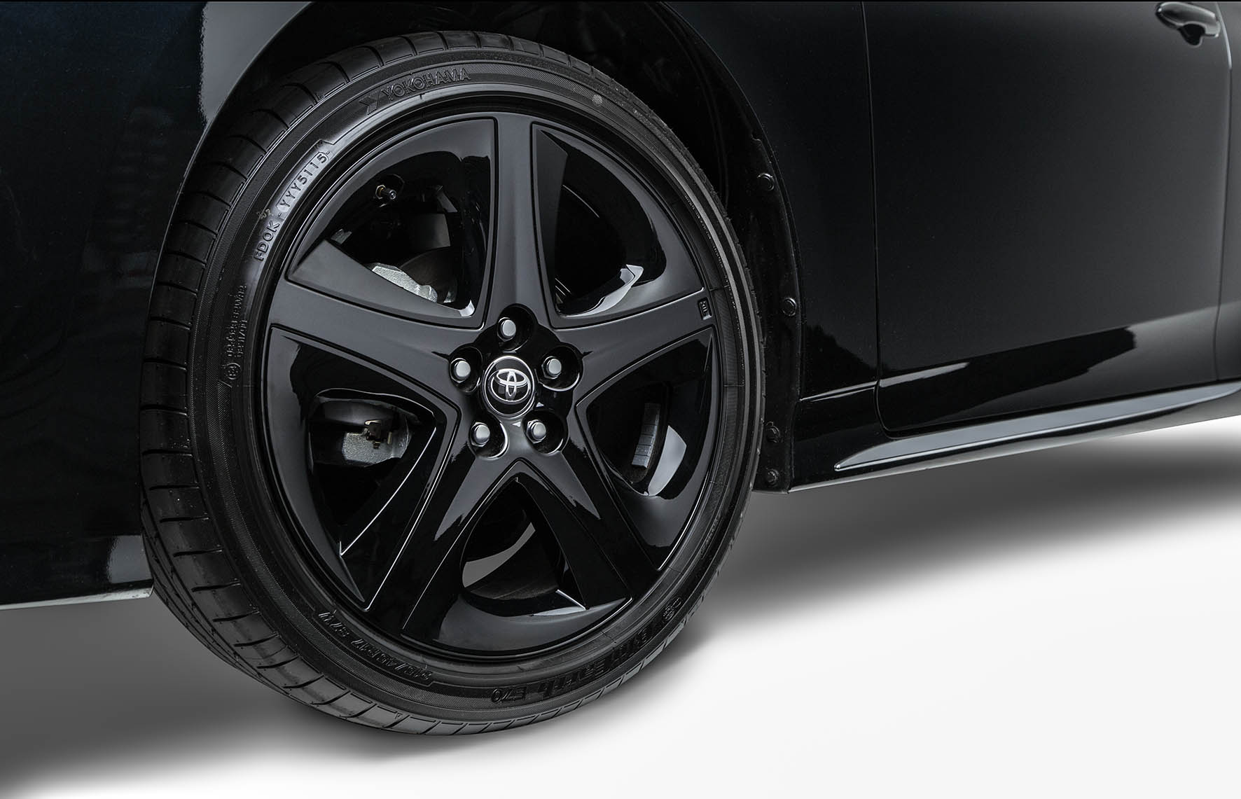 Toyota introduceert Prius White Edition en Prius Dark Edition als actiemodellen met extra uitrusting.