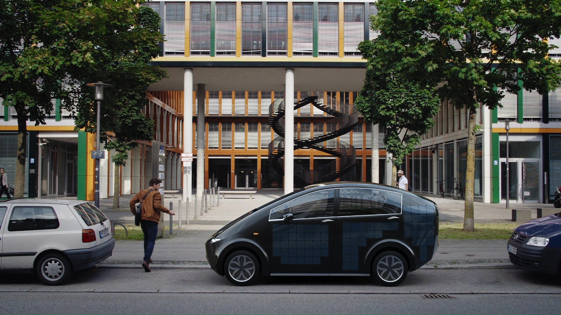 Het Duitse Sono Motors presenteert de Sion, een elektrisch stadsautootje dat zichzelf kan opladen via zonnepanelen op de carrosserie.