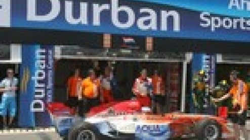 De 7e race van het A1 seizoen bracht de coureurs in Zuid Afrika. Het 3.2 km lange circuit aan het strand van Durban lijkt eigenlijk het meest op een kartbaan. Het is smal en glad waardoor inhalen een