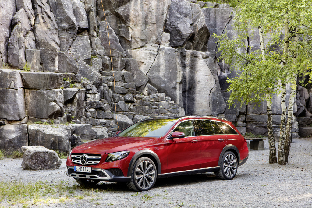Mercedes introduceert de E-Klasse Estate All-Terrain, een terreinvaardige versie met standaard vierwielaandrijving en grotere bodemvrijheid.