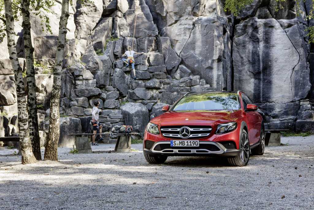 Mercedes introduceert de E-Klasse Estate All-Terrain, een terreinvaardige versie met standaard vierwielaandrijving en grotere bodemvrijheid.
