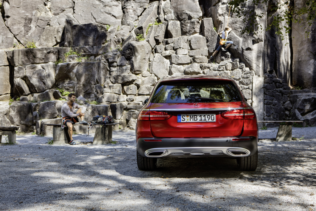 Mercedes introduceert de E-Klasse Estate All-Terrain, een terreinvaardige versie met standaard vierwielaandrijving en grotere bodemvrijheid.