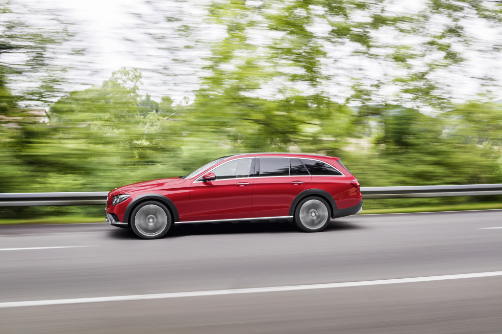 Mercedes introduceert de E-Klasse Estate All-Terrain, een terreinvaardige versie met standaard vierwielaandrijving en grotere bodemvrijheid.