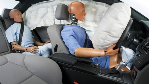 Het is duidelijk. De nieuwe Mercedes E-Klasse laat niet lang op zich wachten. Naast verfijnde techniek en luxe innovaties draait het in deze zakensedan nog meer om veiligheid dan ooit, met het voorkom