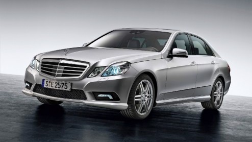 De nieuwe E-Klasse zit nog maar kort op ons netvlies, maar nu hebben we beelden van het AMG Sportpakket beschikbaar. De elegante sedan staat zo een stuk sportiever in de schijnwerpers en is de ideale 