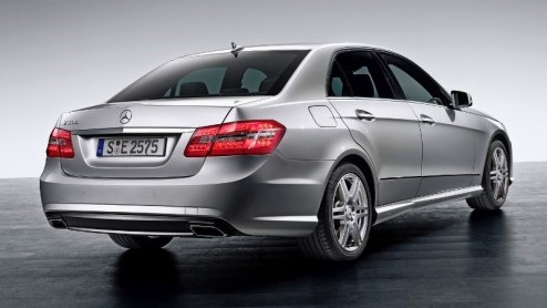 De nieuwe E-Klasse zit nog maar kort op ons netvlies, maar nu hebben we beelden van het AMG Sportpakket beschikbaar. De elegante sedan staat zo een stuk sportiever in de schijnwerpers en is de ideale 