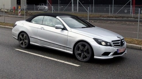 Relaxed boulevard cruisen, dat gaat zeker weer lukken met de Mercedes-Benz E-Klasse Cabriolet, ofwel CLK. De nieuwe telg breekt traditie en wordt voorzien van een stalen klapdak. Maar dat het er ook e