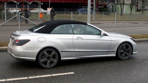 Relaxed boulevard cruisen, dat gaat zeker weer lukken met de Mercedes-Benz E-Klasse Cabriolet, ofwel CLK. De nieuwe telg breekt traditie en wordt voorzien van een stalen klapdak. Maar dat het er ook e
