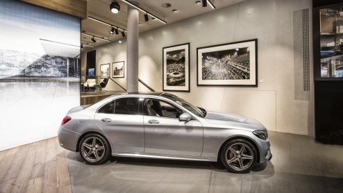 Bij het kopen van een auto kun je er voor kiezen de auto op afbetaling te kopen bij de dealer. Dat is snel en makkelijk, maar niet altijd de voordeligste optie. We bespreken deze optie en alternatief.