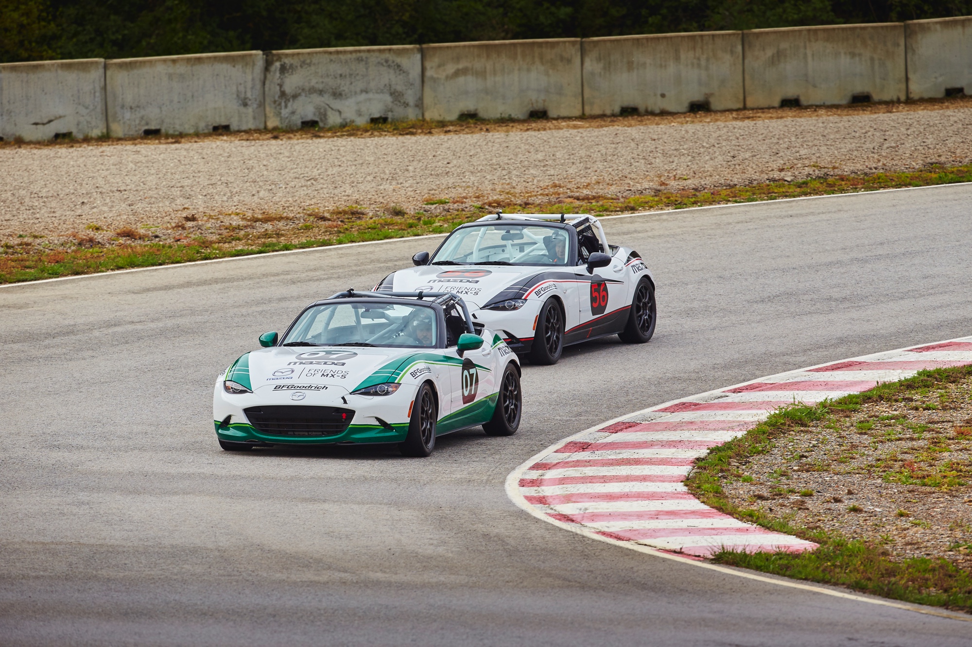 Mazda gaat fans van het merk en de MX-5 belonen en lanceert daarom Friends of MX-5. We zijn een dag op het circuit Parcmotor Castellol, vlakbij Barcelona, om uit te vinden wat het precies inhoudt.
