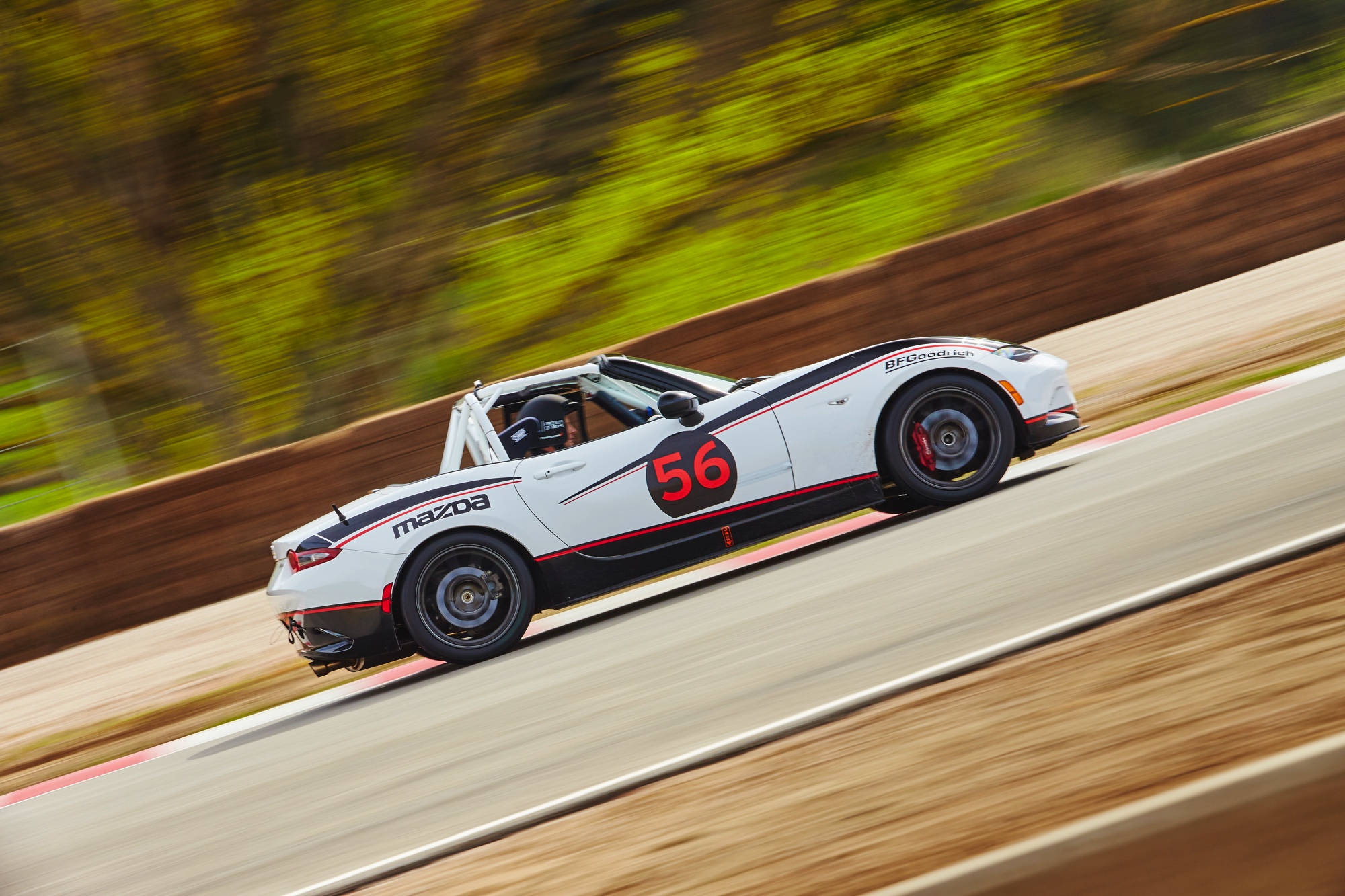 Mazda gaat fans van het merk en de MX-5 belonen en lanceert daarom Friends of MX-5. We zijn een dag op het circuit Parcmotor Castellol, vlakbij Barcelona, om uit te vinden wat het precies inhoudt.