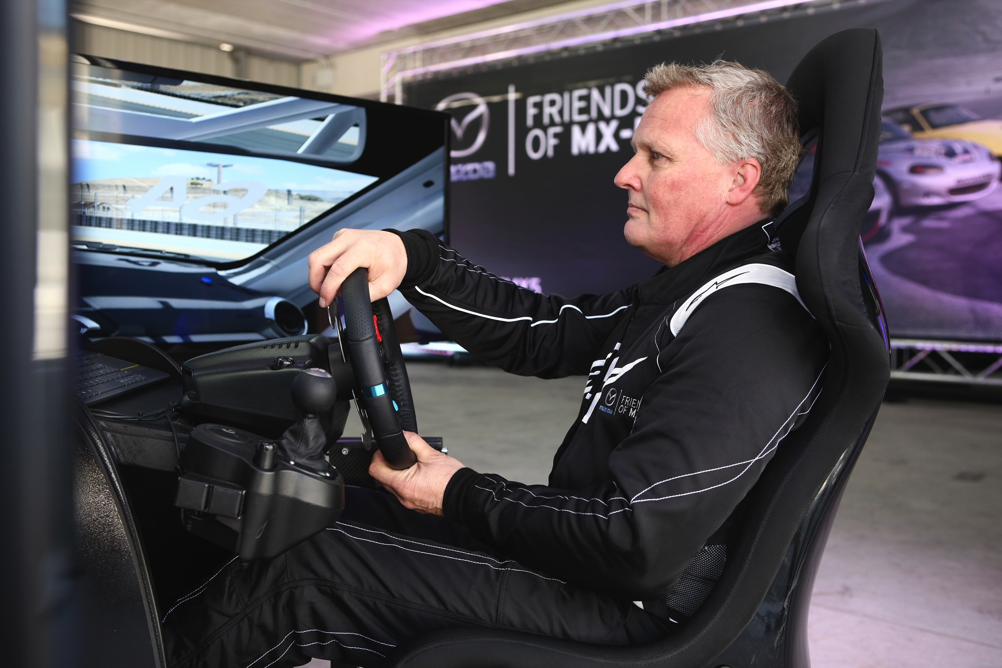 Mazda gaat fans van het merk en de MX-5 belonen en lanceert daarom Friends of MX-5. We zijn een dag op het circuit Parcmotor Castellol, vlakbij Barcelona, om uit te vinden wat het precies inhoudt.