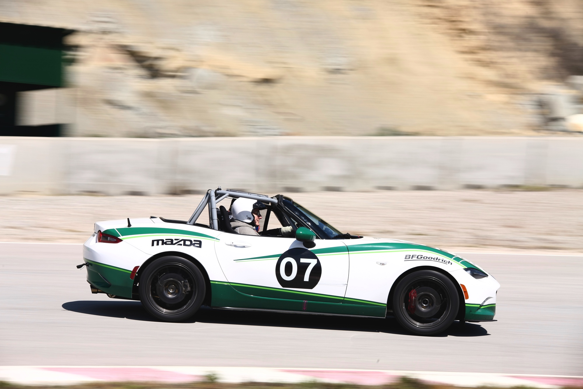 Mazda gaat fans van het merk en de MX-5 belonen en lanceert daarom Friends of MX-5. We zijn een dag op het circuit Parcmotor Castellol, vlakbij Barcelona, om uit te vinden wat het precies inhoudt.