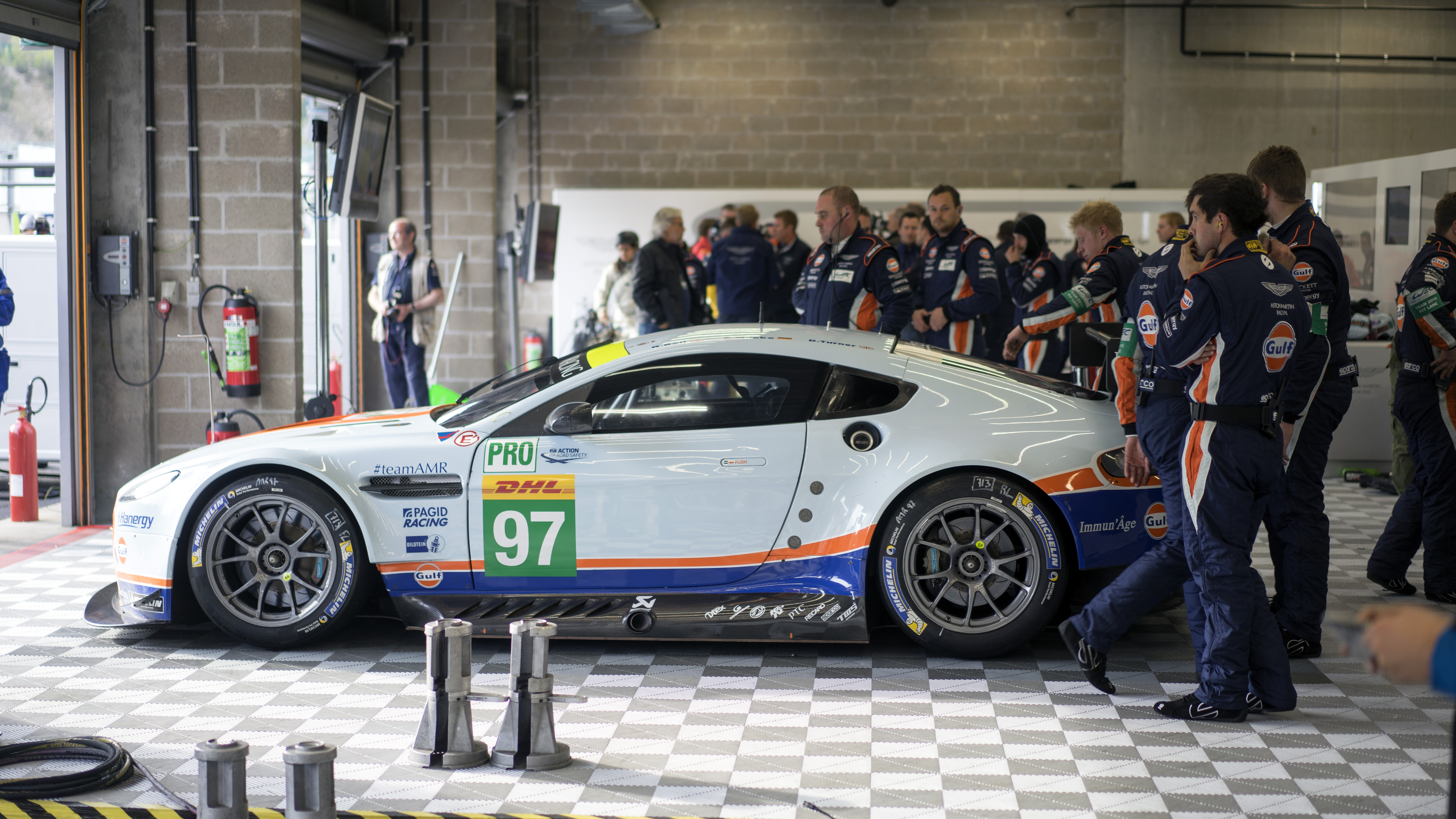 Olie vullen, banden nabehandelen, maar vooral cht meekijken met een van de succesvolste GTE Pro en GTE Am teams: Aston Martin Racing. Kijk mee achter de schermen!
